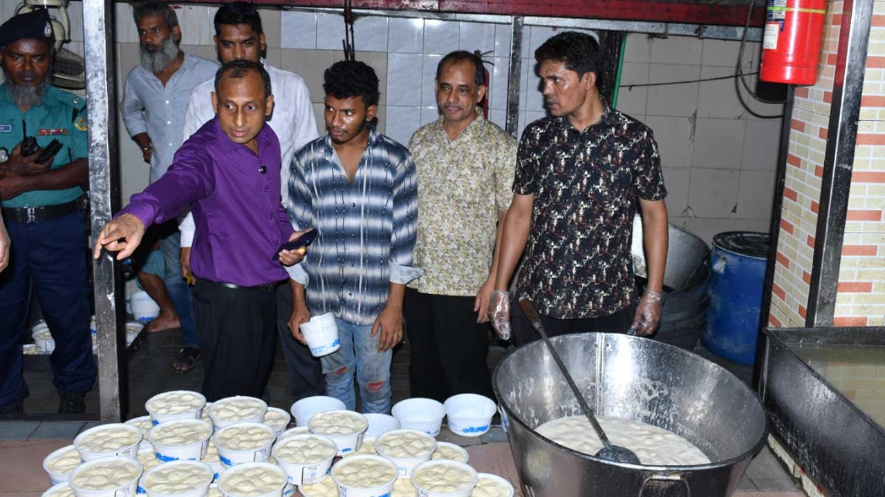 লালখান বাজারের হাইওয়ে সুইটসকে দেড় লাখ টাকা জরিমানা