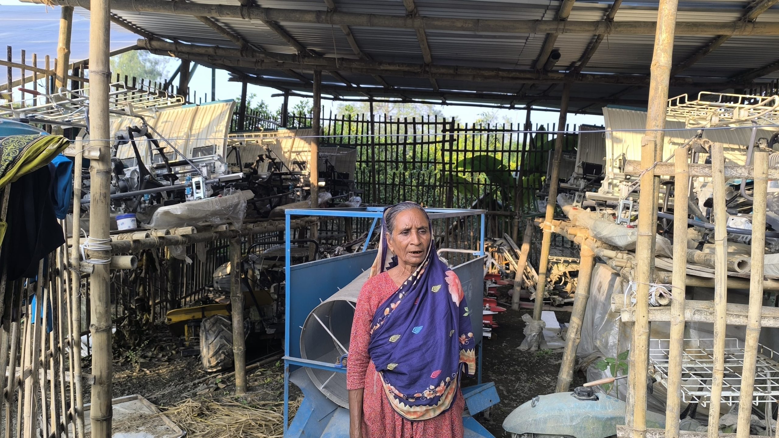 কৃষি অফিসের দিনমজুরের বাড়িতে কৃষি কাজে ব্যাবহৃত ১৯ টি মেশিন ও সোলার পাম্প