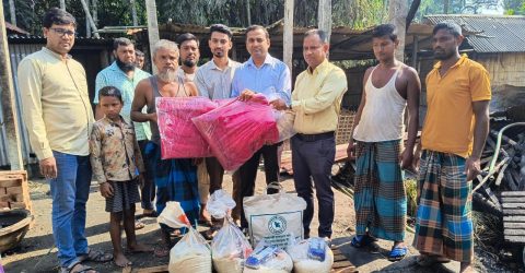 রাজারহাটে অগ্নিকাণ্ডে ক্ষতিগ্রস্ত পরিবারের পাশে দাঁড়িয়েছে উপজেলা প্রশাসন