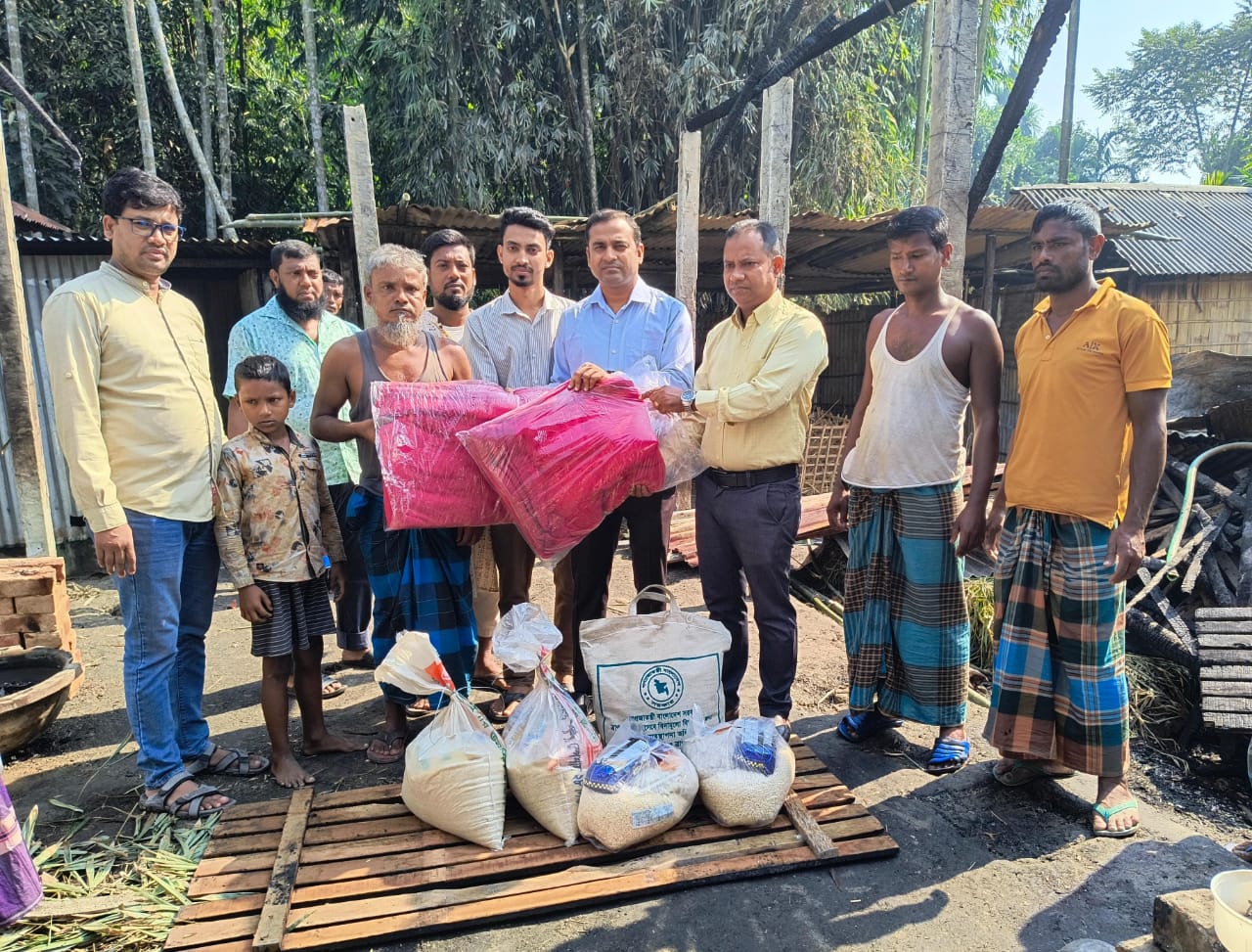 রাজারহাটে অগ্নিকাণ্ডে ক্ষতিগ্রস্ত পরিবারের পাশে দাঁড়িয়েছে উপজেলা প্রশাসন