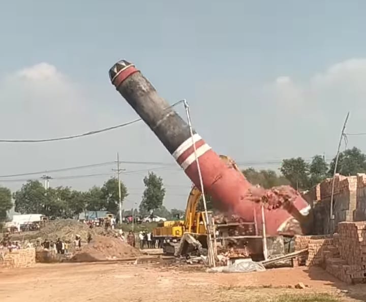 চিমনি ও কিলন ভাঙচুর: ধামরাইয়ে অবৈধ ভাটার বিরুদ্ধে প্রশাসনের অভিযান