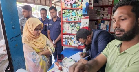 বাঘায় তিন ফার্মেসিতে যৌথ অভিযানে অর্থদন্ড!