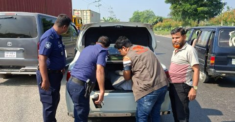 বুড়িচংয়ে মহাসড়কে সতর্ক পুলিশ-যানবাহনে তল্লাশি জোরদার