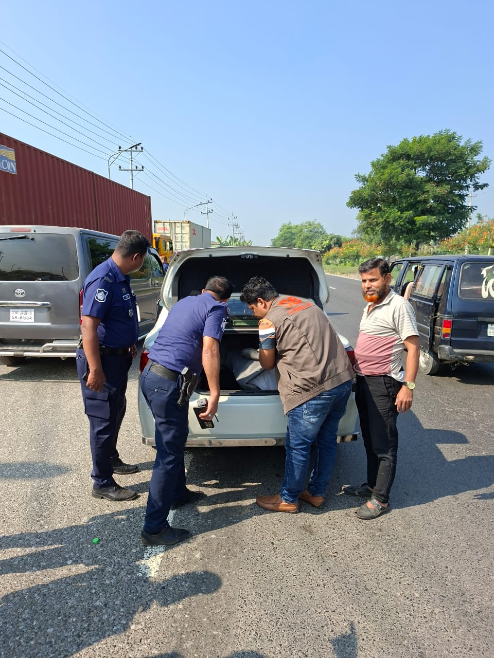 বুড়িচংয়ে মহাসড়কে সতর্ক পুলিশ-যানবাহনে তল্লাশি জোরদার