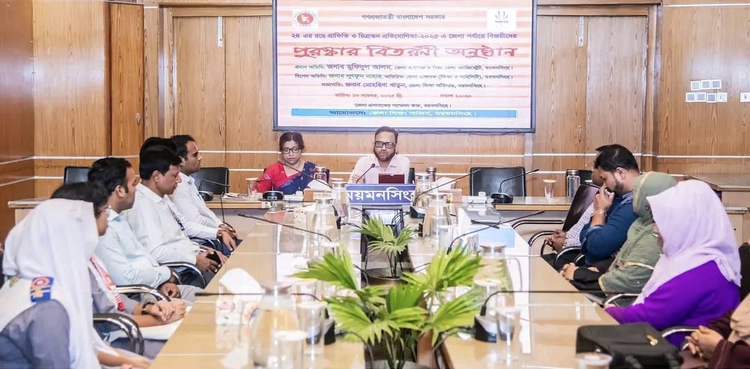 ২৪-এর রঙে গ্রাফিতি ও চিত্রাঙ্কন প্রতিযোগিতায় বিজয়ীদের পুরস্কার বিতরণ