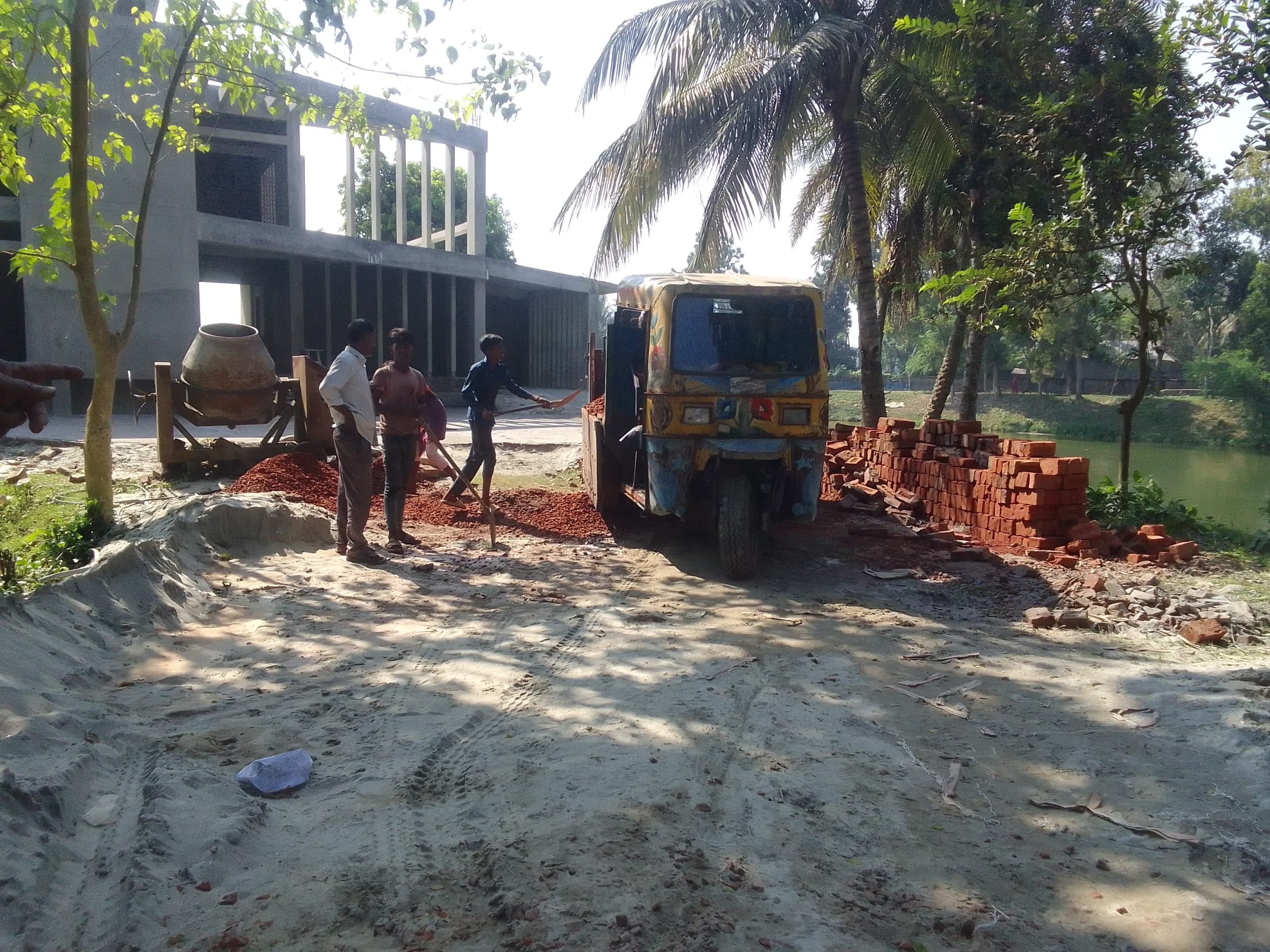 নিম্নমানের ইট দিয়েই চলছে উপজেলা পরিষদের ভবন নির্মাণ কাজ