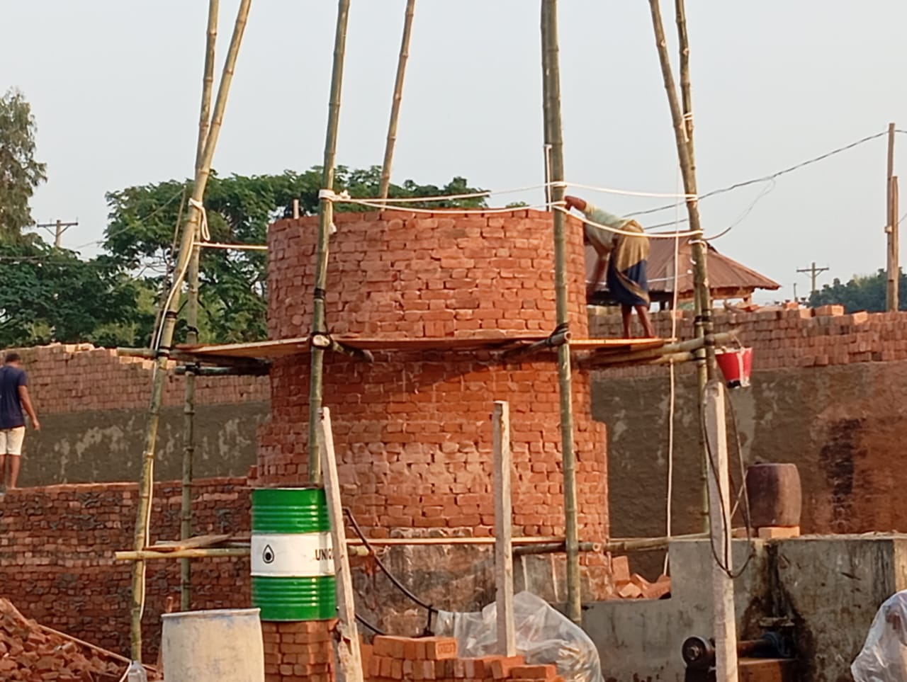 ধামরাইয়ে অবৈধ ইটভাটায় অভিযান: চিমনি–কিলন ভাঙার পরও ফের গোপনে নির্মাণ!