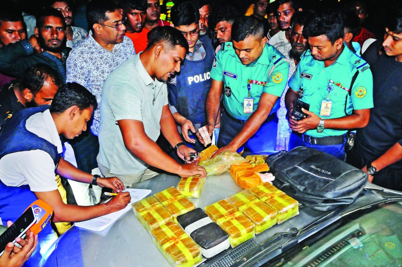 চট্টগ্রামের কোতয়ালীতে ৩ কোটি টাকার ইয়াবাসহ প্রাইভেট কার জব্দ!
