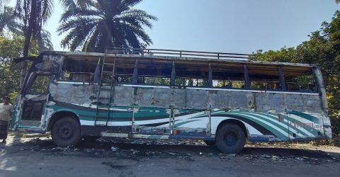 আমতলীতে গভীর রাতে বাসে আগুন, পুড়ে ছাই