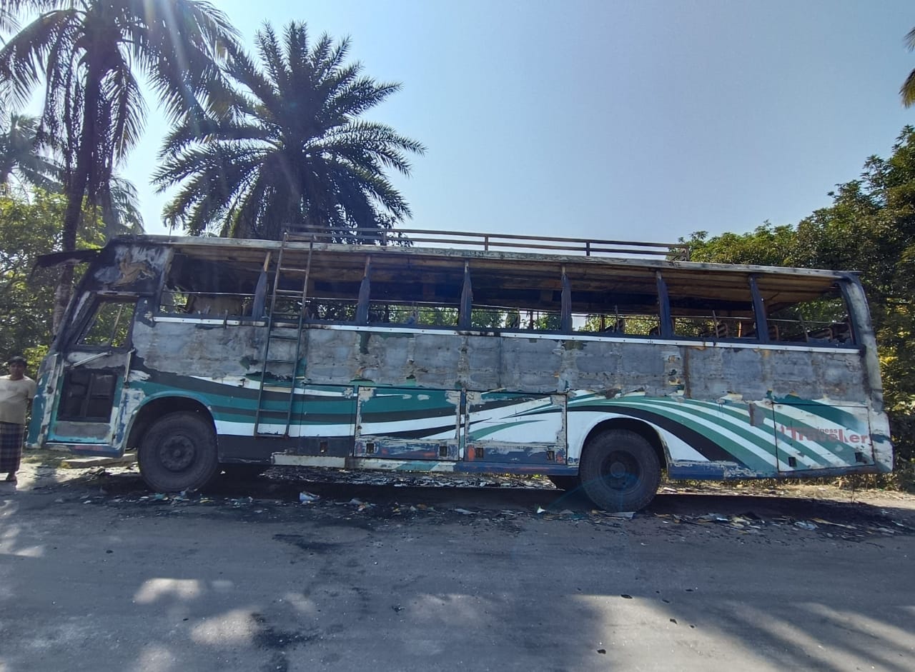 আমতলীতে গভীর রাতে বাসে আগুন, পুড়ে ছাই