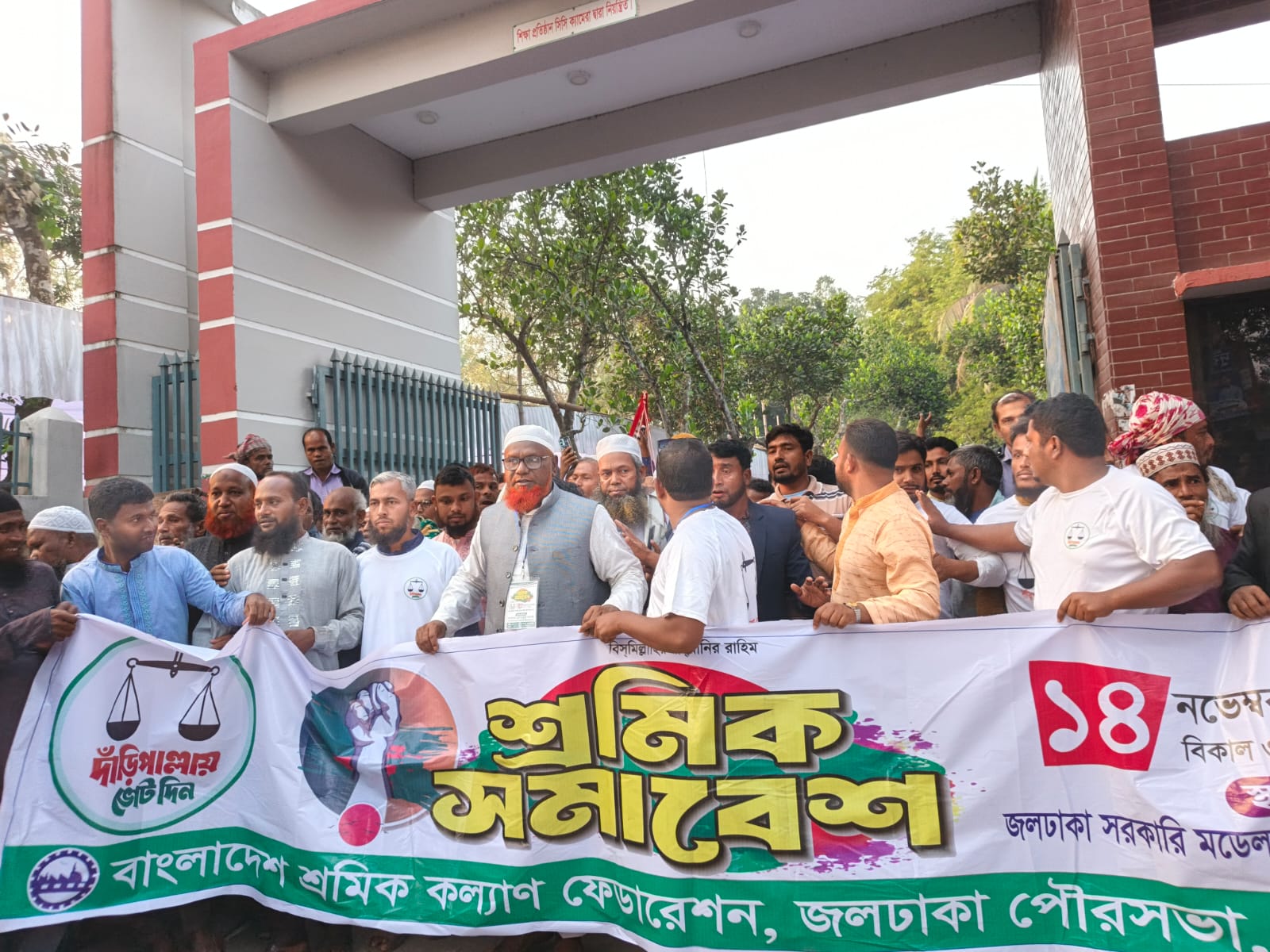 জলঢাকায় শ্রমিক কল্যাণ ফেডারেশনের উদ্যোগে বিশাল জনসভা অনুষ্ঠিত