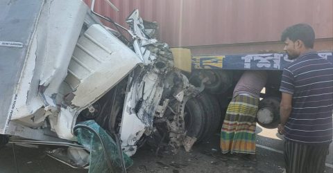ঢাকা-চট্টগ্রাম মহাসড়কে লড়ির ধাক্কায় কাভার্ড ভ্যান উল্টে দু’জন আহত 