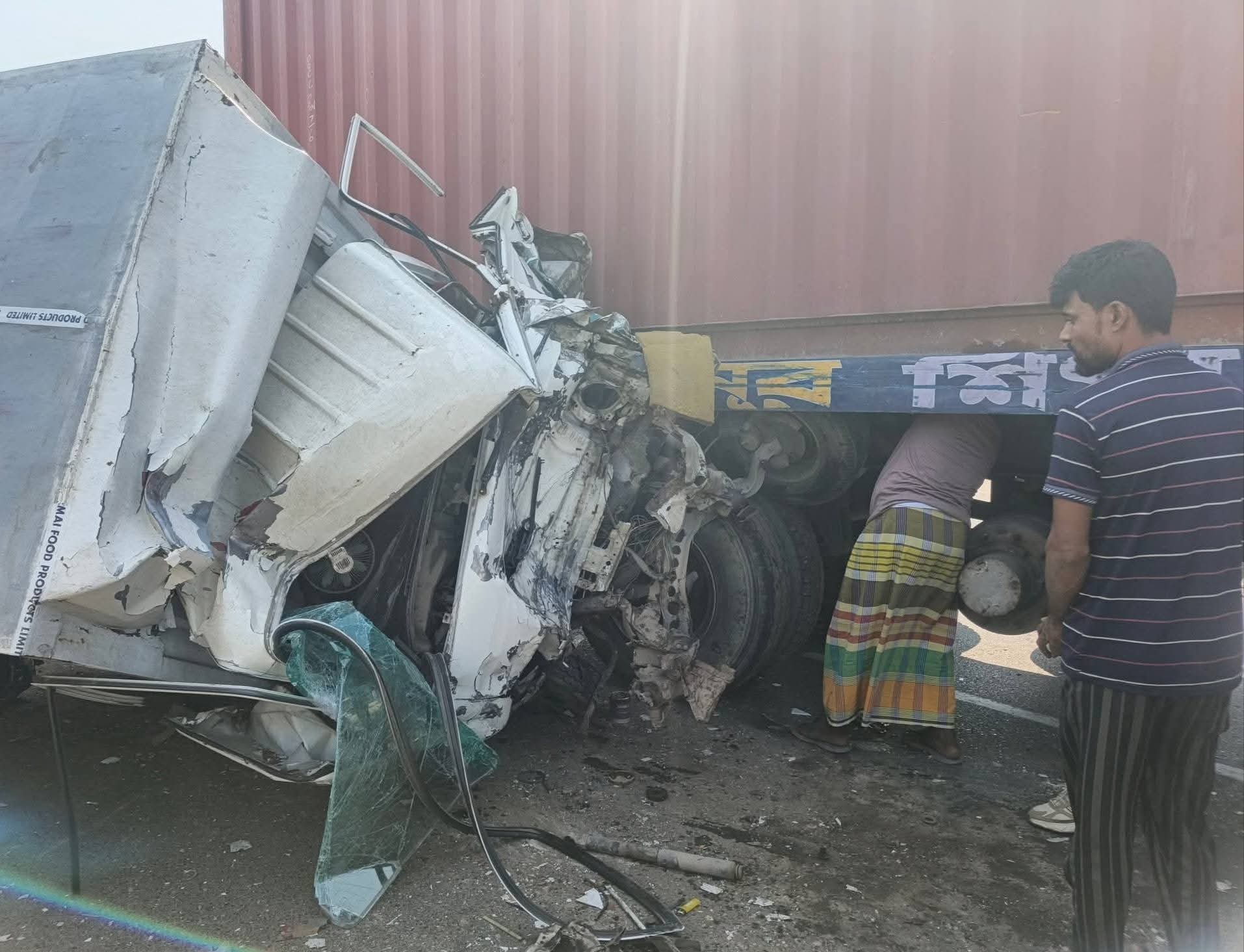 ঢাকা-চট্টগ্রাম মহাসড়কে লড়ির ধাক্কায় কাভার্ড ভ্যান উল্টে দু’জন আহত 