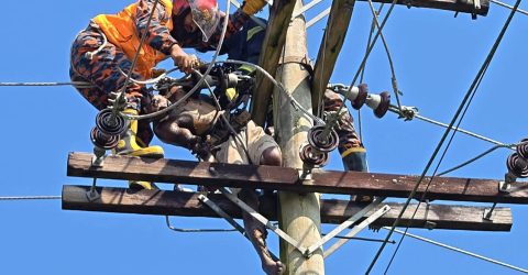 ফকিরহাটে বিদ্যুত পিষ্ট হয়ে বিদ্যুৎ শ্রমিক নিহত