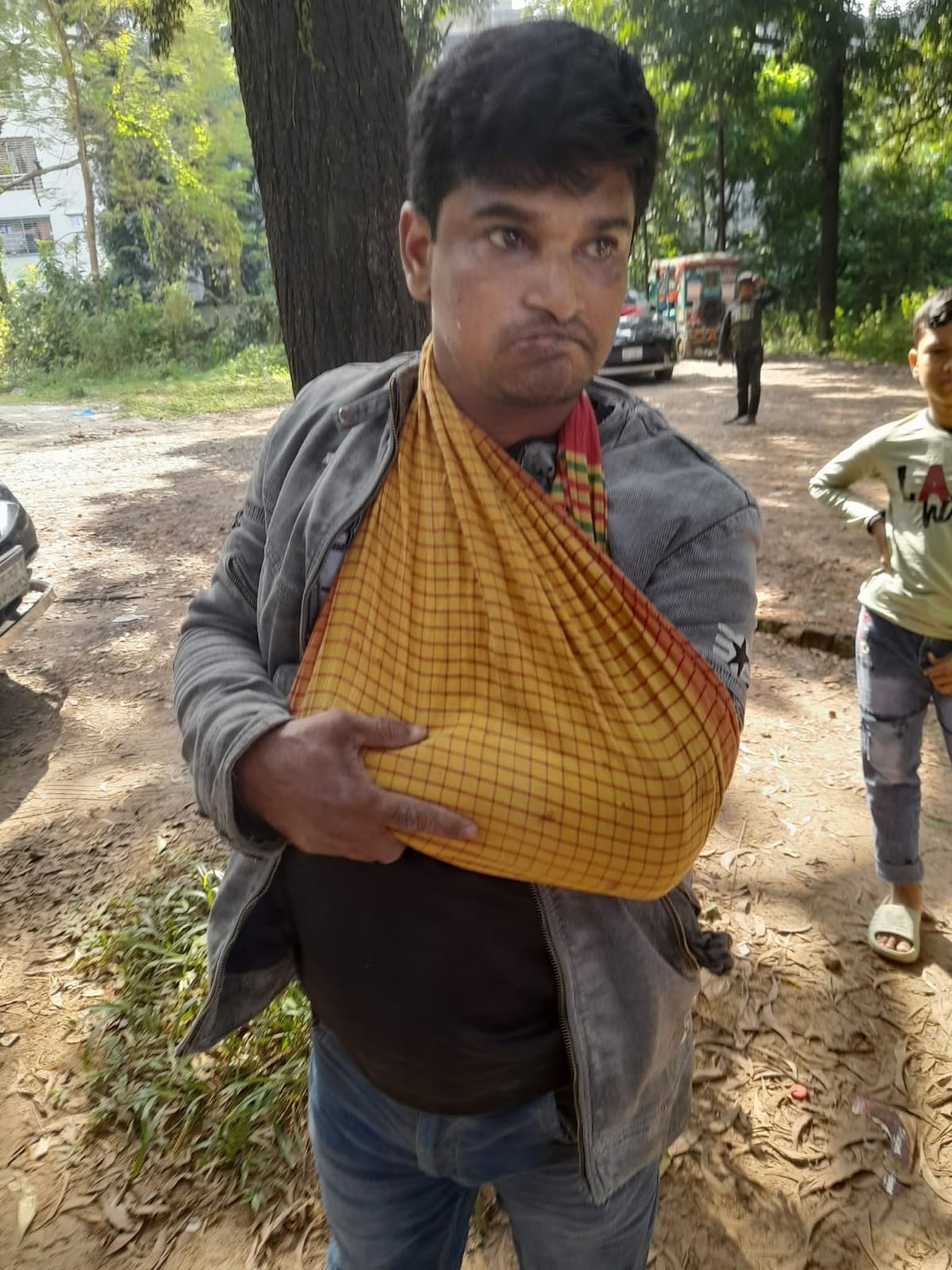 ধামরাইয়ে ডাকাতি সন্দেহে যুবককে আটক, হাত-পা বেঁধে গণপিটুনি