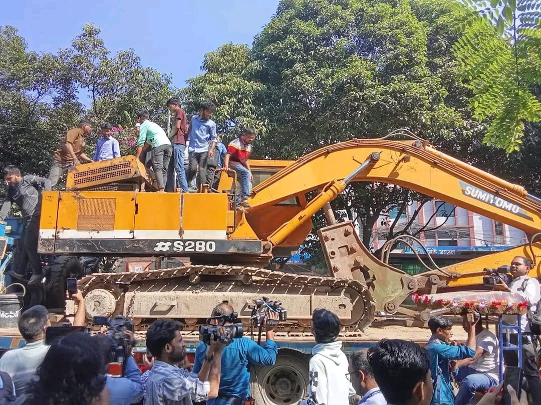 বুলডোজার নিয়ে ঢাকা কলেজ থেকে ধানমন্ডি ৩২ পথে শিক্ষার্থীরা