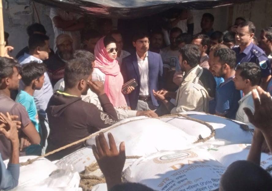 রাজশাহীতে সরকারি সার পাচারকালে ডিলার আটক , ভ্রাম্যমাণ আদালতে জরিমানা