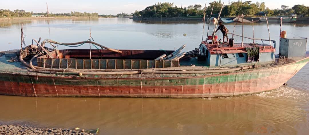 সুনামগঞ্জের লাগোয়া কুশিয়ারা নদীতে অবৈধ ড্রেজার মেশিনের তান্ডব,নদীভাঙনের মুখে শত শত ঘরবাড়ি