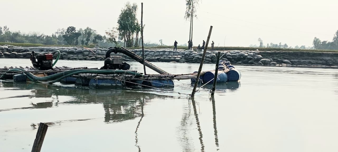 তিন নদীতে অবৈধ বালু উত্তোলনের দাপট, প্রশাসনের নীরবতা প্রশ্নে?