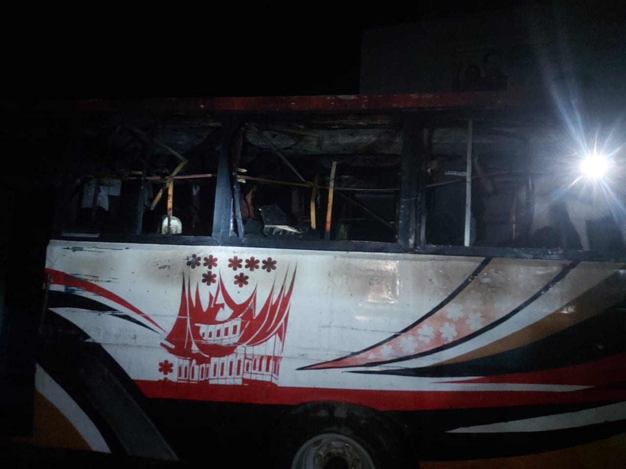 ধামরাইয়ে সড়কের পাশে দাঁড় করিয়ে রাখা বাসে আগুন!