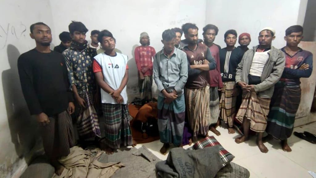 চট্টগ্রামের সাতকানিয়া ইউএনও’র বিচক্ষনতায়, ২২ রোহিঙ্গা আটক