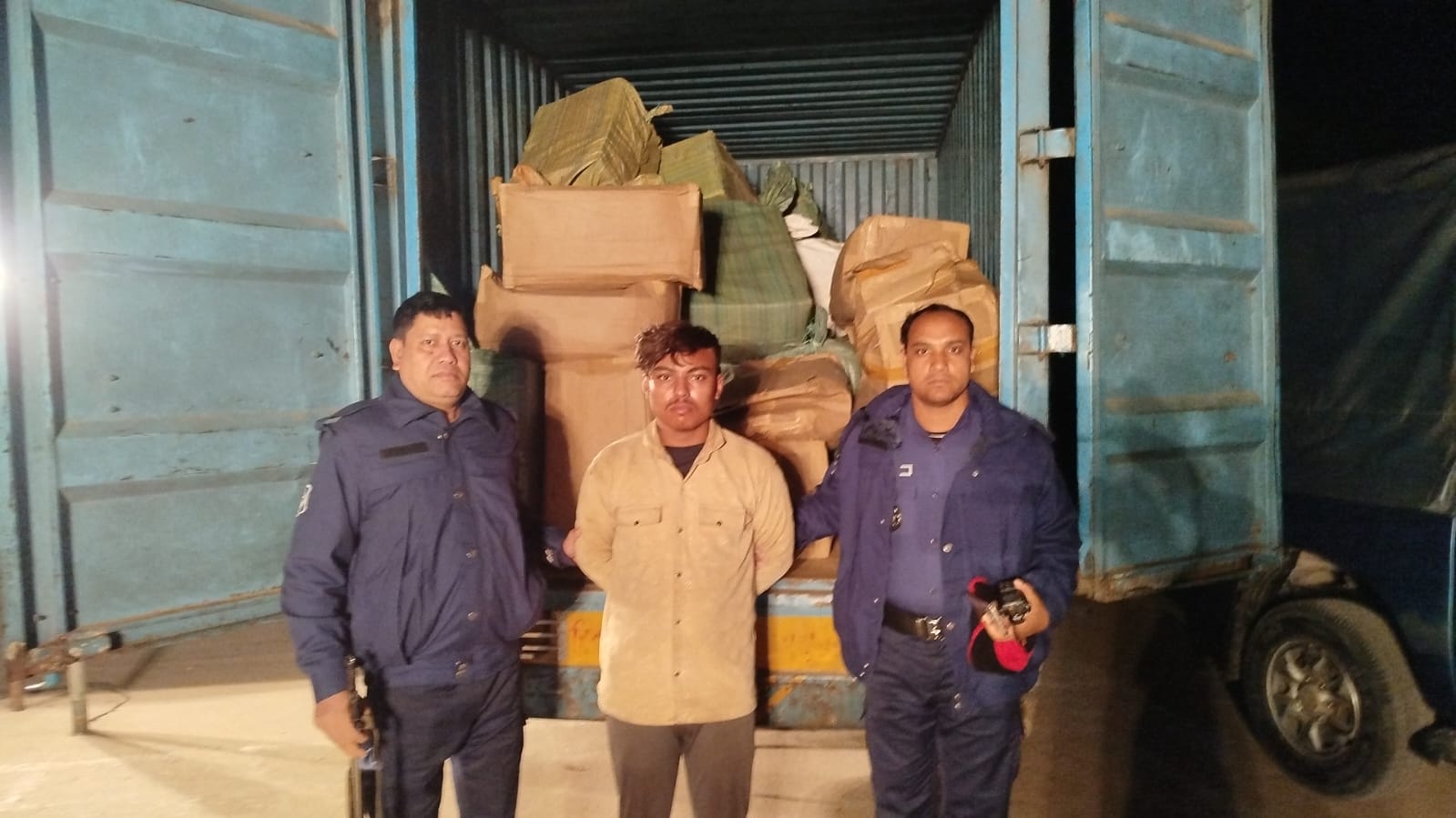 নরসিংদীতে পুলিশের অভিযানে অর্ধ কোটি টাকার প্রসাধনী উদ্ধার