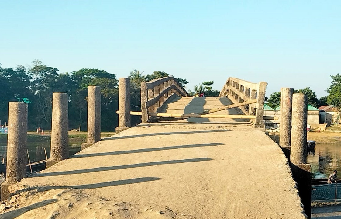 বিপজ্জনক ব্রিজেই নির্ভর চলাচল, তেরানগরে স্থায়ী সেতুর দাবিতে ক্ষোভ