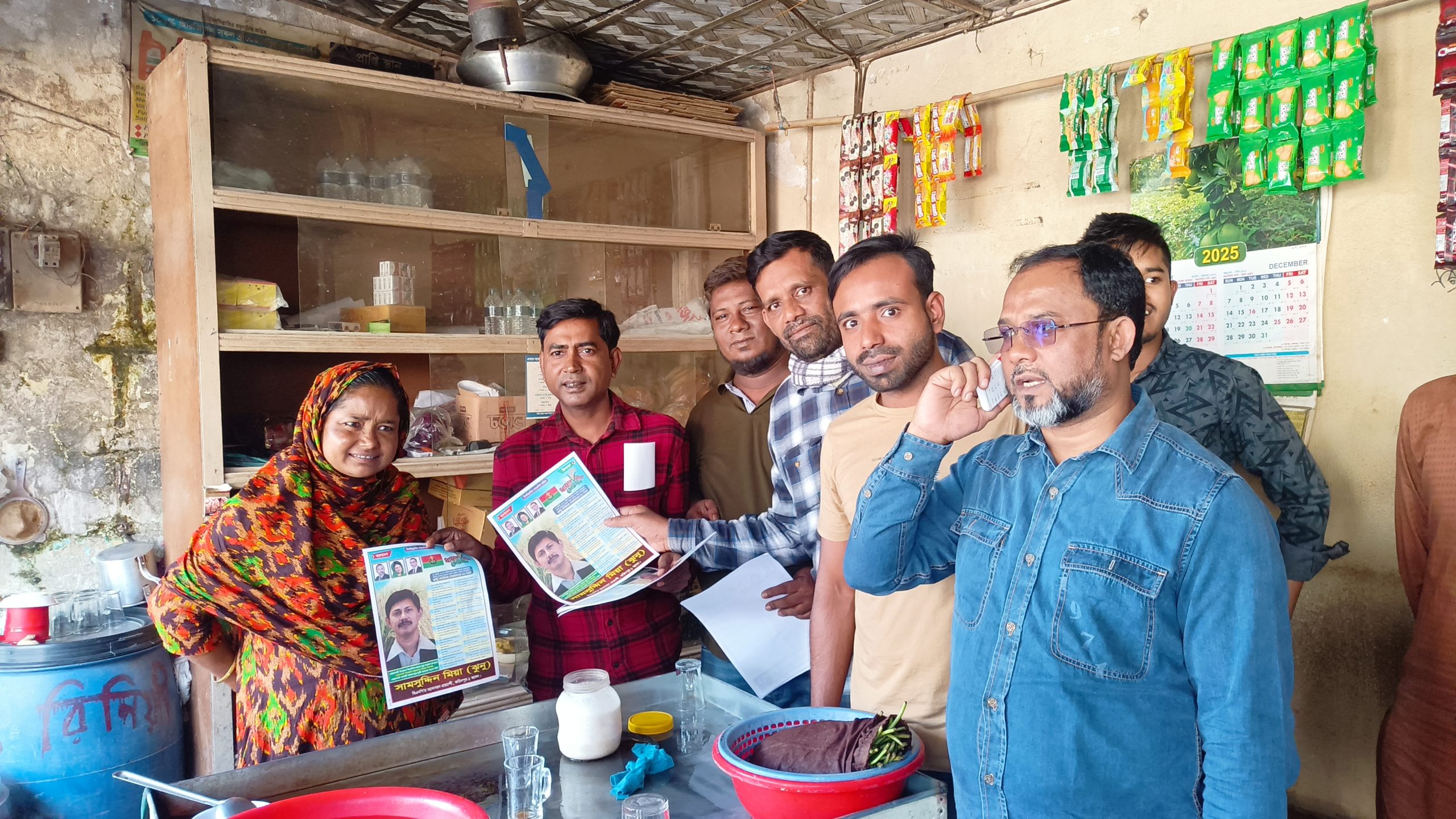 শামসুদ্দিন মিয়া ঝুনুর পক্ষে আলফাডাঙ্গায় ৩১ দফার লিফলেট বিতরণ