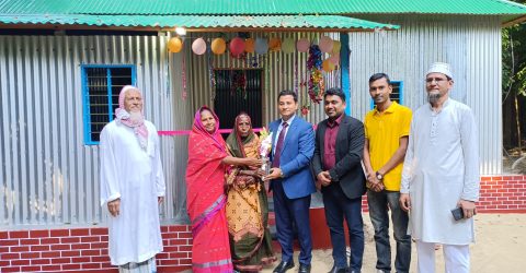 বিদায়ী ইউএনও’র মানবিক উপহারে আপ্লুত বৃদ্ধা