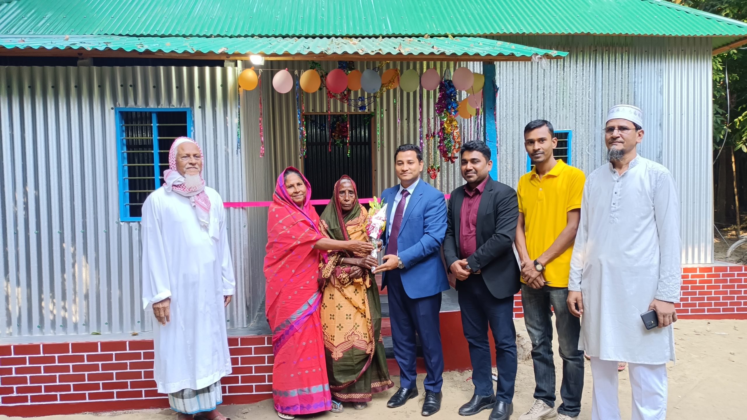 বিদায়ী ইউএনও’র মানবিক উপহারে আপ্লুত বৃদ্ধা