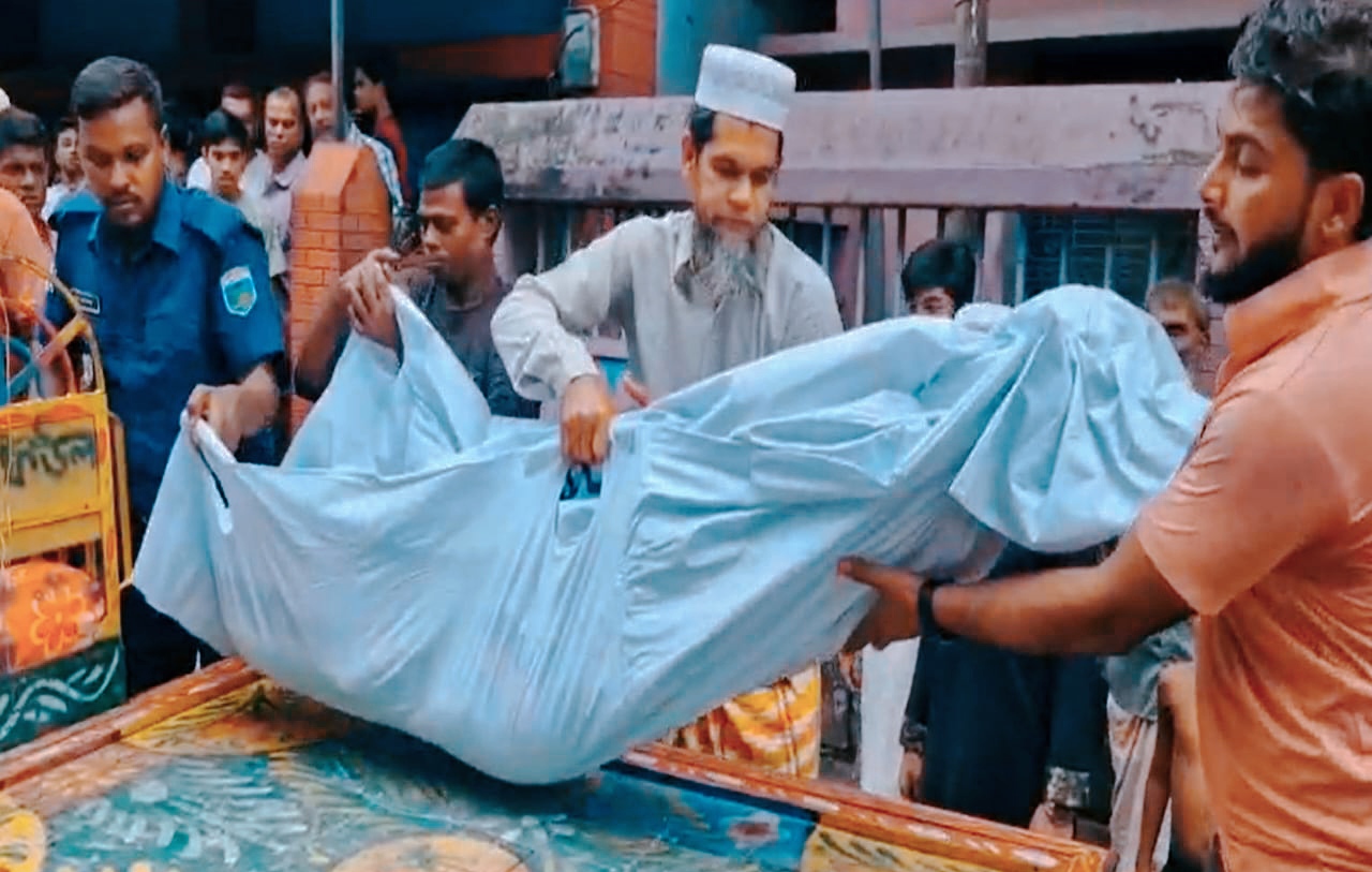 চাঁপাইনবাবগঞ্জে প্রবাসীর স্ত্রীর ঝুলন্ত মরদেহ উদ্ধার