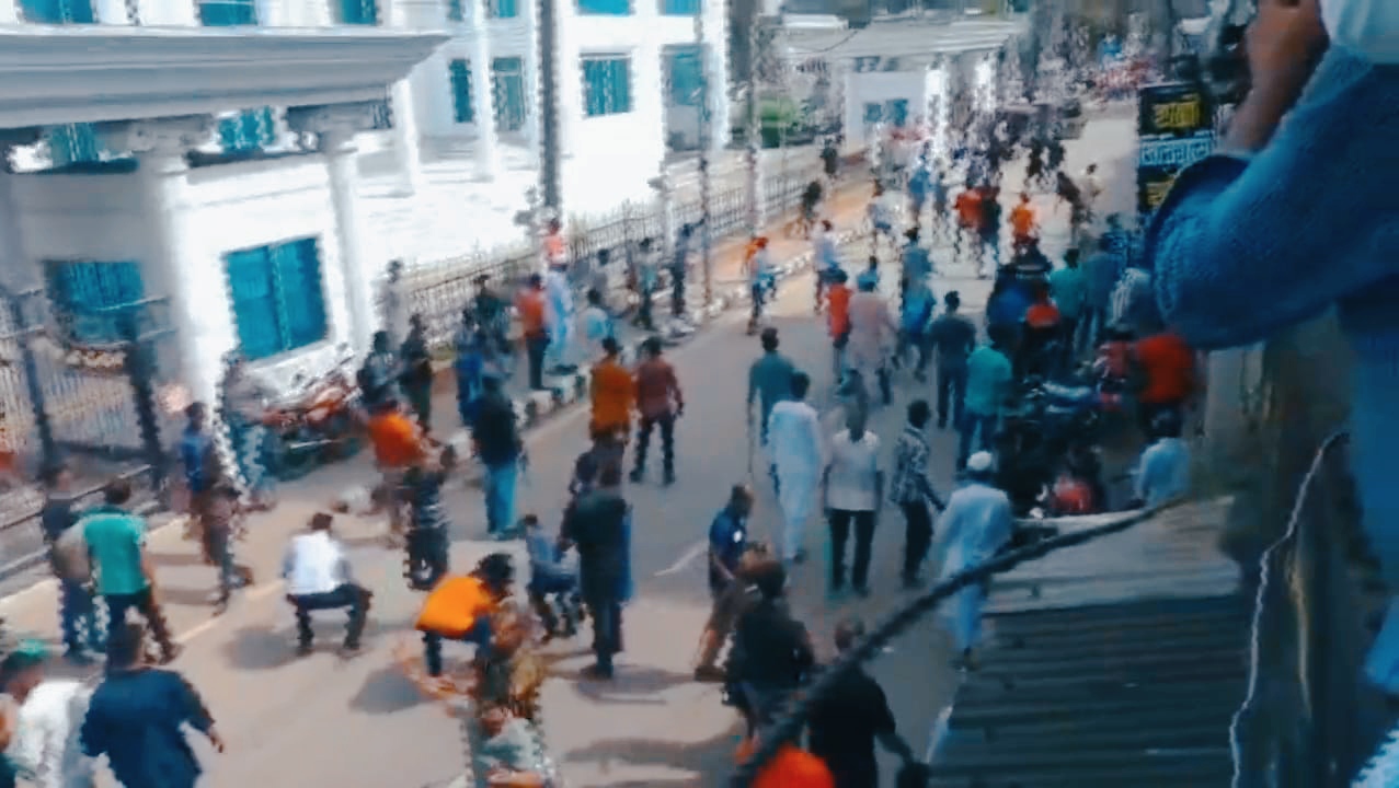 ভোলায় বিএনপি–বিজেপি সংঘর্ষে রণক্ষেত্র, সাংবাদিকসহ আহত ৪০