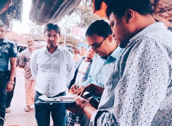 নিষিদ্ধ পলিথিনে ভরছে বাজার, নীলফামারীতে প্রশাসনের অভিযান