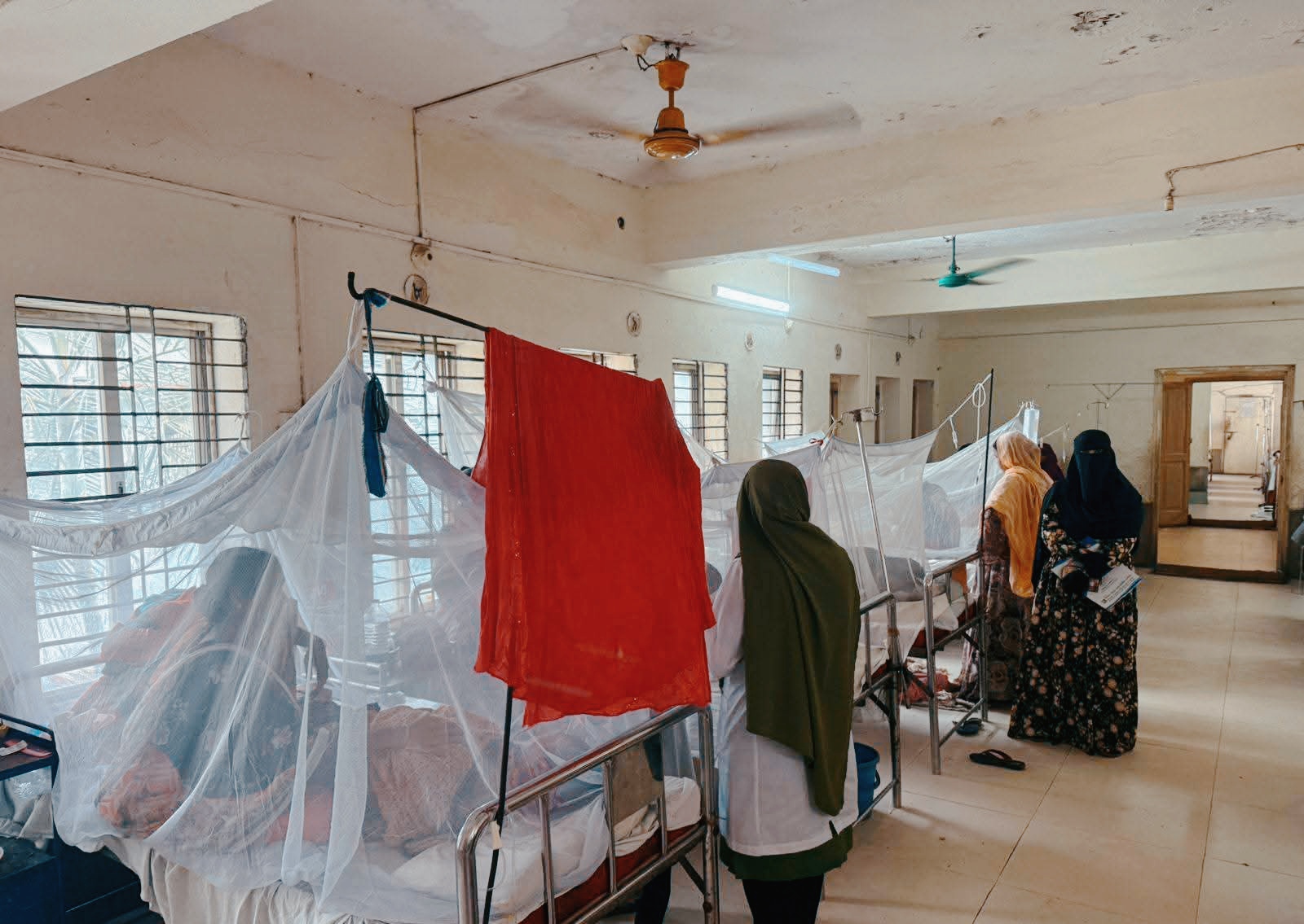 হোমনায় ডেঙ্গুর থাবা, স্বাস্থ্য কমপ্লেক্সে রোগীর উপচেপড়া ভিড়