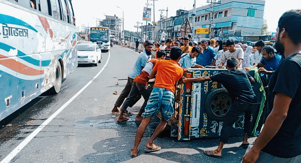 বাস-অটোরিকশা মুখোমুখি সংঘর্ষে দুইজন নিহত!