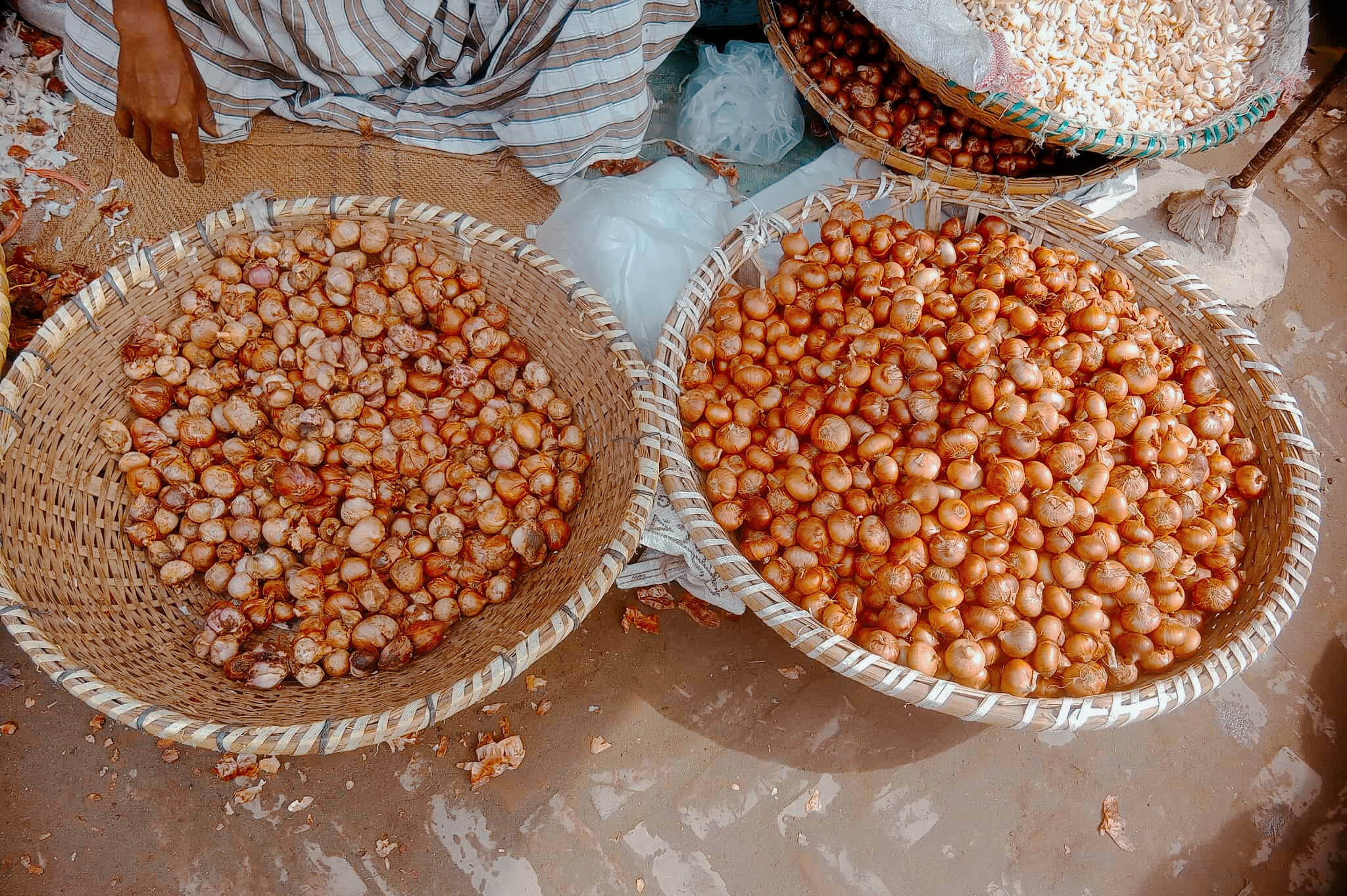 পাবনায় পেঁয়াজের সেঞ্চুরি, এক সপ্তাহে দাম বৃদ্ধি ৩৭%