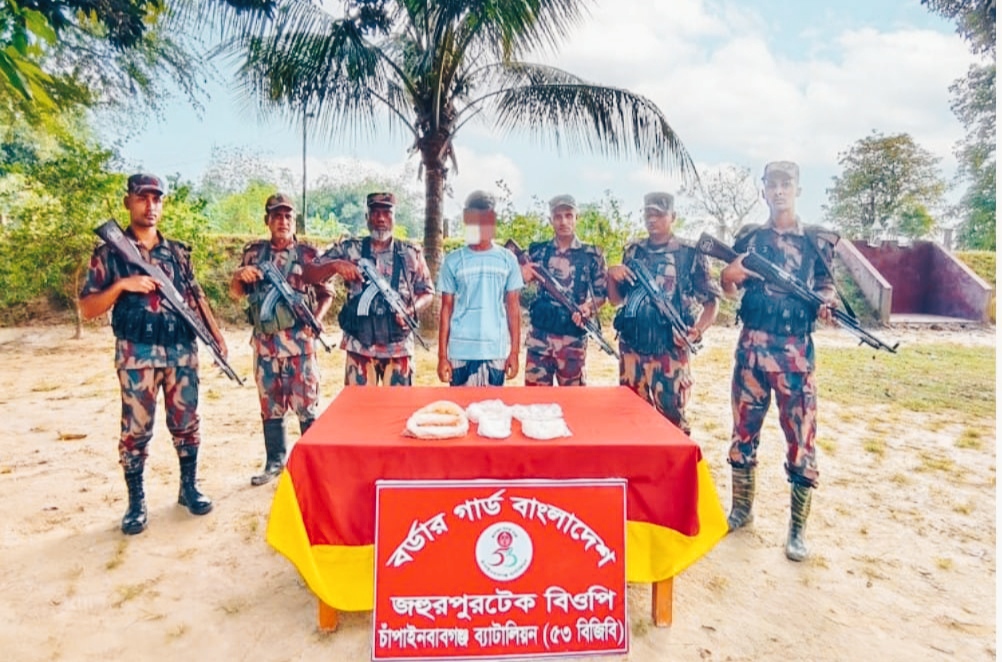 চাঁপাইনবাবগঞ্জে গান পাউডার ও ককটেল তৈরির সরঞ্জাম উদ্ধার, আটক ১