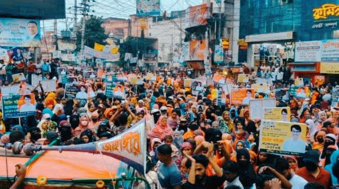 কুমিল্লায় নমিনেশনের দাবিতে ভাড়াটে নারীদের বিক্ষোভে অংশগ্রহণে টাকা কম দেওয়ার অভিযোগ