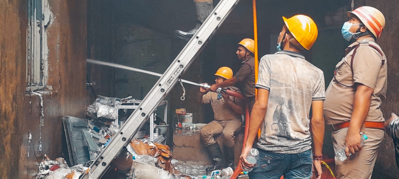 ২১নম্বর আর এন মুখার্জি রোডের সংযোগস্থলে, মোটর পার্টসের গোডাউনে ভয়াবহ অগ্নিকাণ্ড 