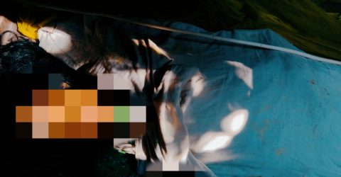 সৈয়দপুরে এক গৃহবধূর মরদেহ উদ্ধার করছে পুলিশ 