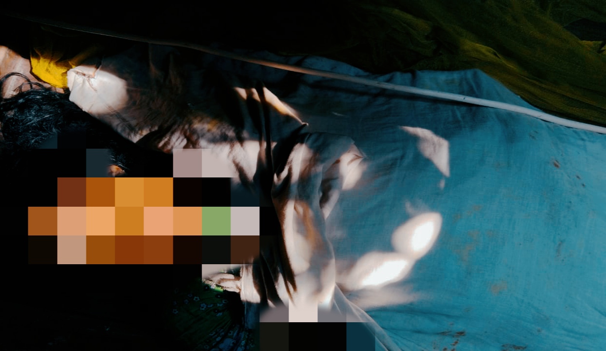 সৈয়দপুরে এক গৃহবধূর মরদেহ উদ্ধার করছে পুলিশ 