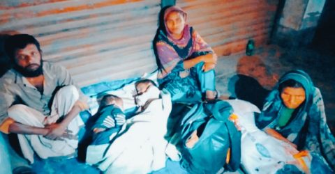 খোলা আকাশের নিচে রাত কাটাচ্ছে ভূরুঙ্গামারীর শহিদুলের অসহায় পরিবার
