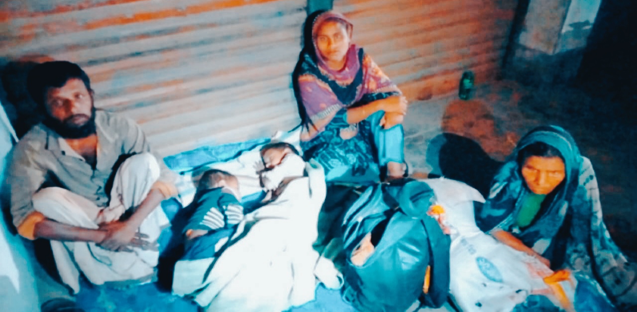 খোলা আকাশের নিচে রাত কাটাচ্ছে ভূরুঙ্গামারীর শহিদুলের অসহায় পরিবার