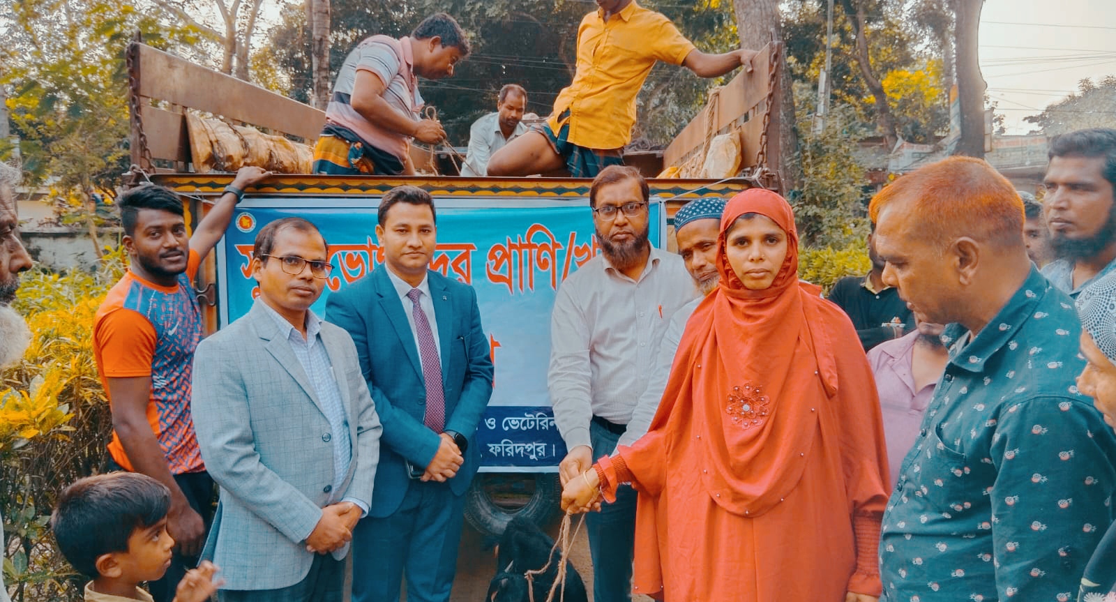 আলফাডাঙ্গায় ৯২ পরিবারের মাঝে ১৮৪টি ছাগল বিতরণ