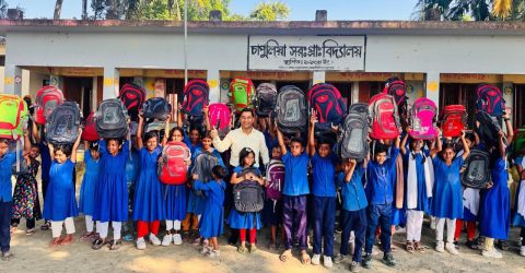 উদাহরণ স্থাপন করলেন ইউএনও: উপকরণ পেয়ে স্কুলমুখী হতদরিদ্র শিক্ষার্থীরা