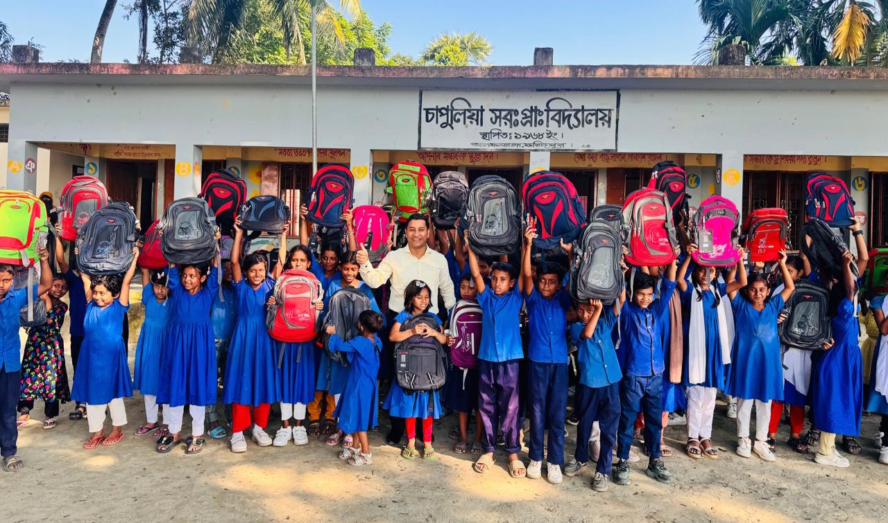 উদাহরণ স্থাপন করলেন ইউএনও: উপকরণ পেয়ে স্কুলমুখী হতদরিদ্র শিক্ষার্থীরা