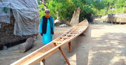 ঐতিহ্য রক্ষায় চাঁদা তুলে ৭২ হাত বাইচের নৌকা নির্মাণ