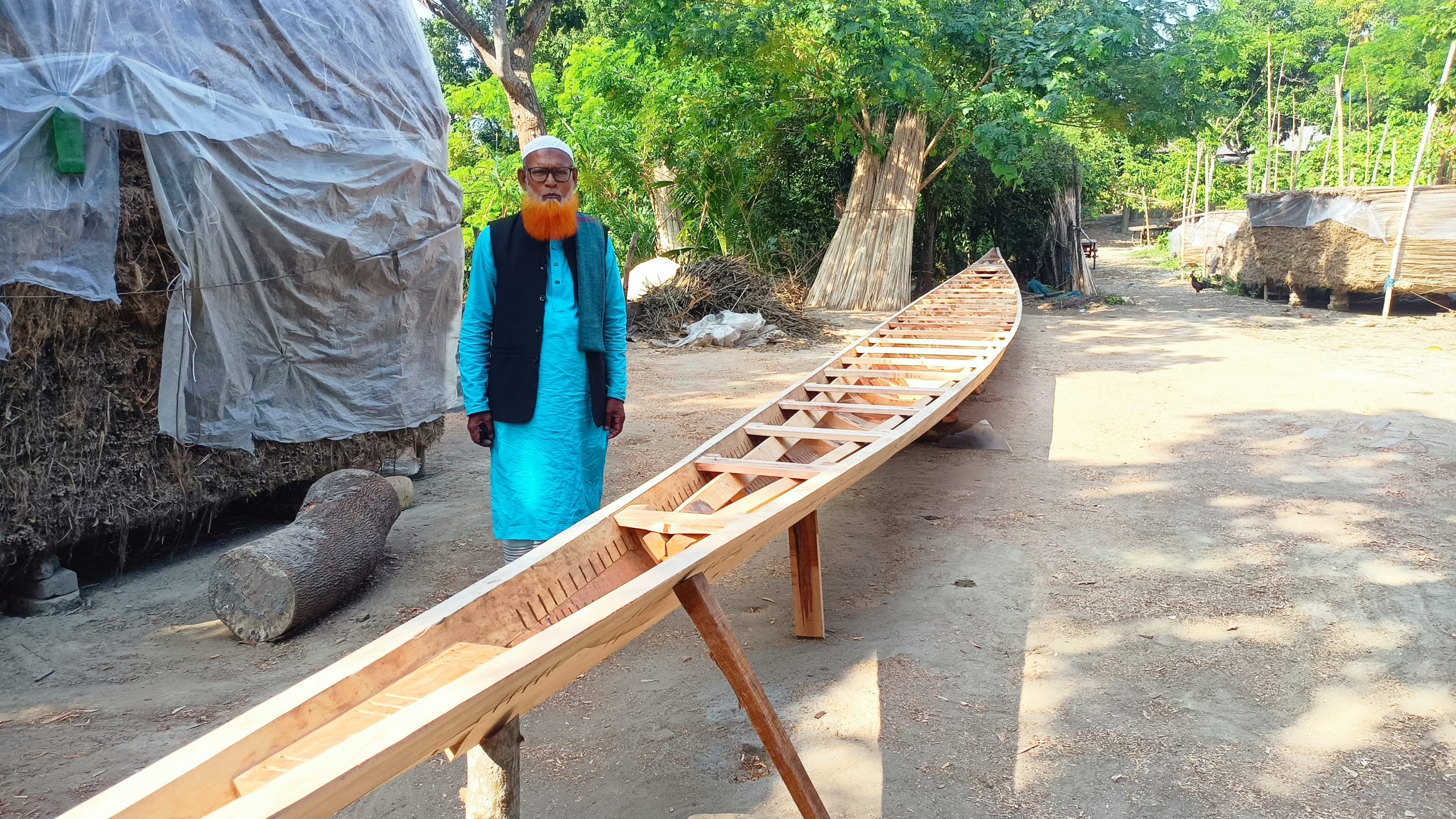 ঐতিহ্য রক্ষায় চাঁদা তুলে ৭২ হাত বাইচের নৌকা নির্মাণ