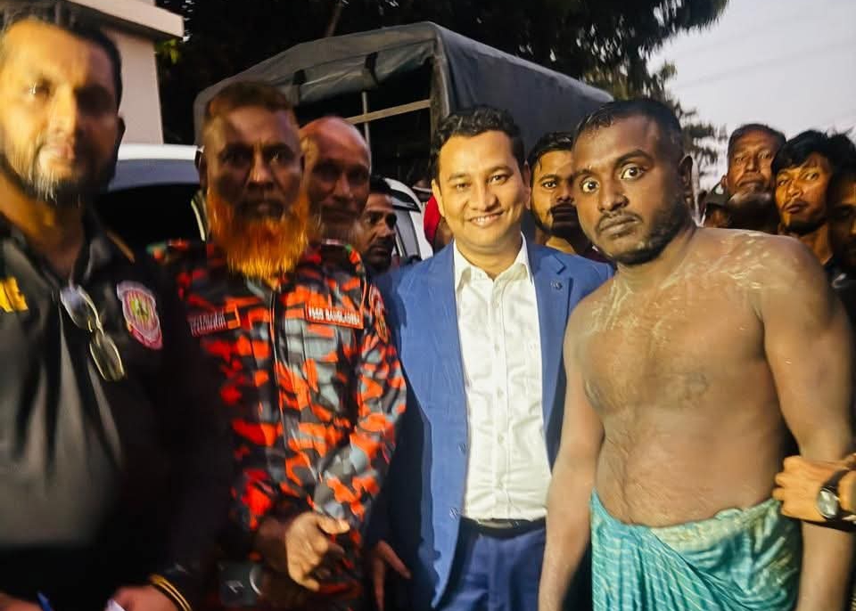 ৫ ঘন্টা পর চোরাবালি থেকে উদ্ধার মানসিক ভারসাম্যহীন যুবক