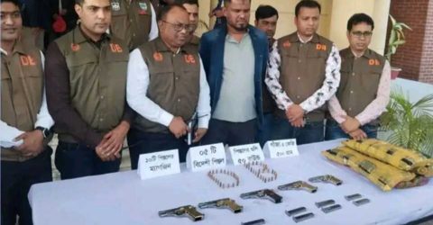 যশোরে পাঁচটি অস্ত্র-গাঁজাসহ যুবক আটক